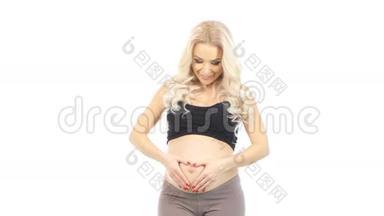 孕妇双手抱着她的心脏形状的婴儿肿块，白色